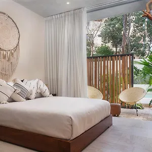https://studio-wterrace-hammock-and-pool-access.quintano-roohotels.com